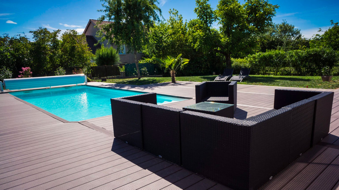 Terrasse et piscine dans un projet extérieur