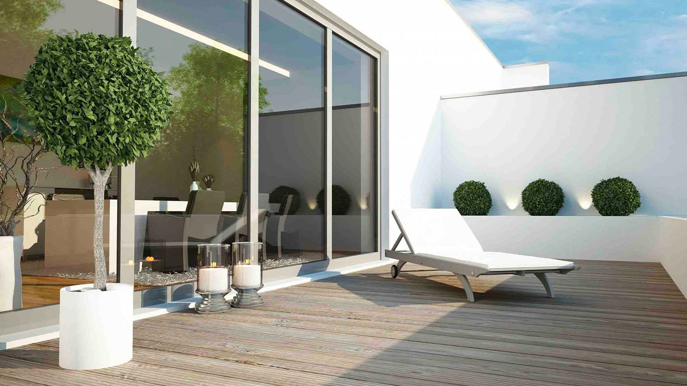 Terrasse claire reliée à l’espace intérieur