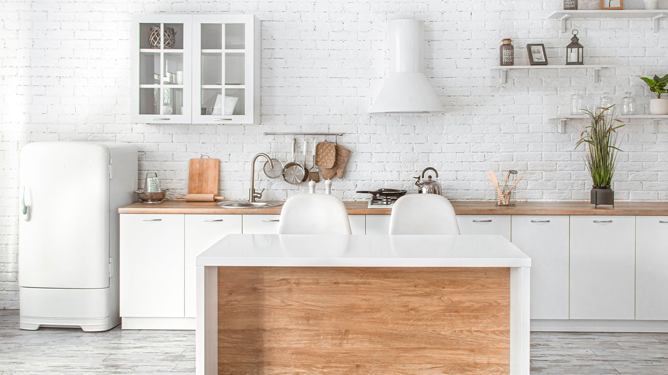 Cuisine blanche lumineuse préparée pour une présentation immobilière soignée